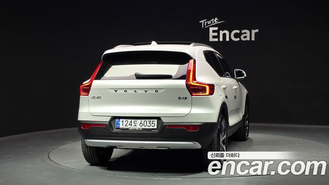 Volvo XC40 B4 Ultra Bright - фото 3