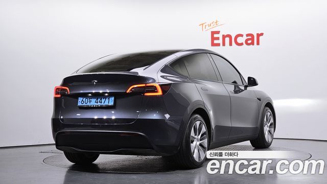 Tesla Model Y Standard Range RWD - фото 1