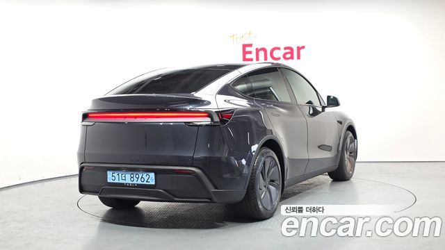 Tesla Model Y RWD - фото 1