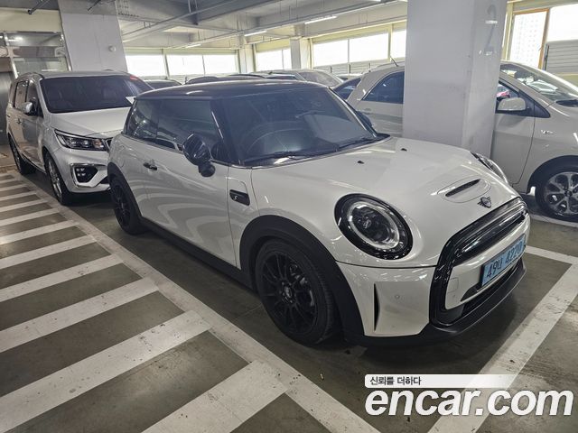 Mini Cooper SE Electric 3rd - фото 1