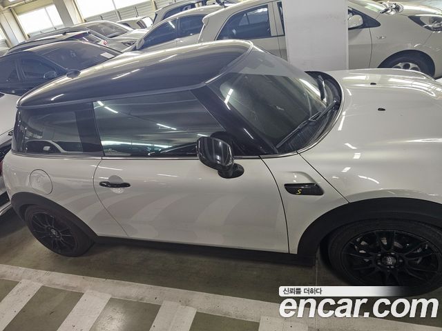 Mini Cooper SE Electric 3rd - фото 2