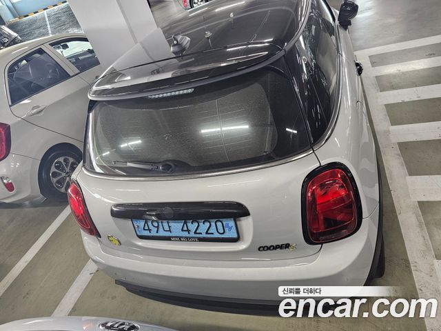 Mini Cooper SE Electric 3rd - фото 4
