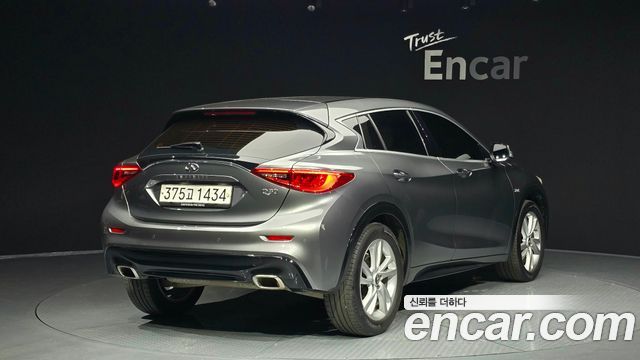 Infiniti Q30 2.0 Essential - фото 1