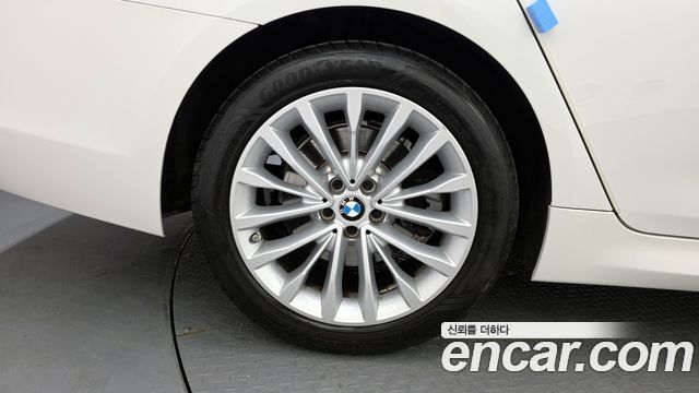 BMW 5-Series G30 530i Luxury Plus - фото 4