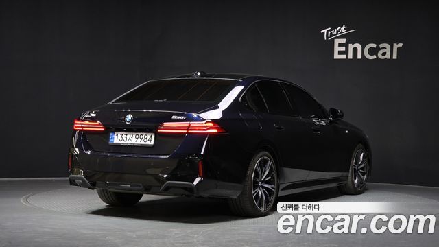 BMW 5-Series G60 530i xDrive M Sport - фото 1