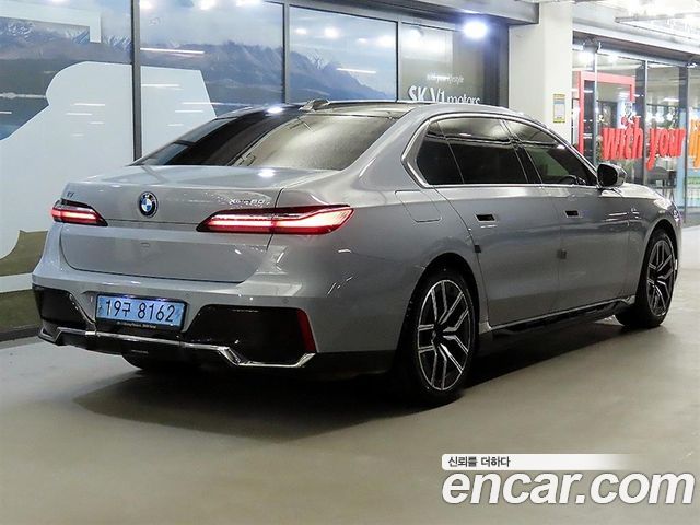 BMW i7 G70 xDrive 60 M sport - фото 3