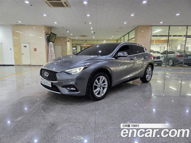Infiniti Q30 2.0 Essential - фото 0