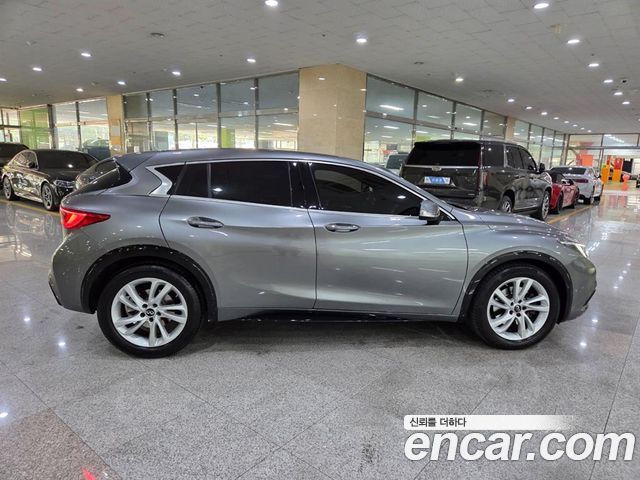 Infiniti Q30 2.0 Essential - фото 4