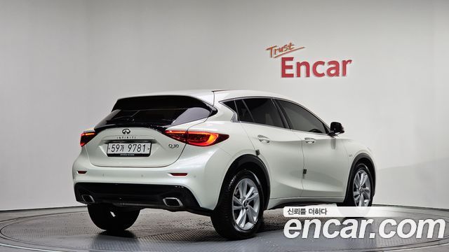 Infiniti Q30 2.0 Essential - фото 0