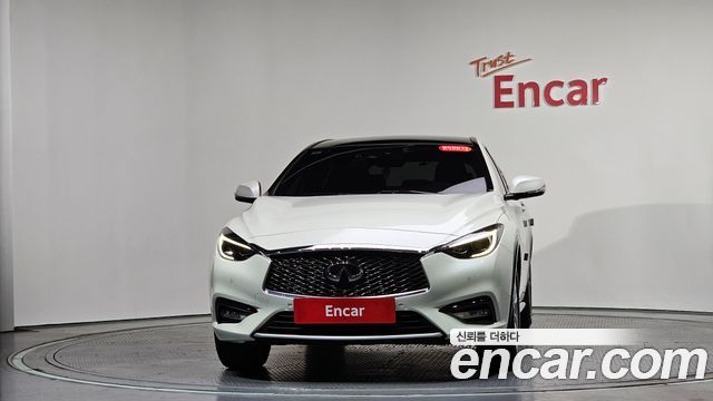 Infiniti Q30 2.0 Essential - фото 1