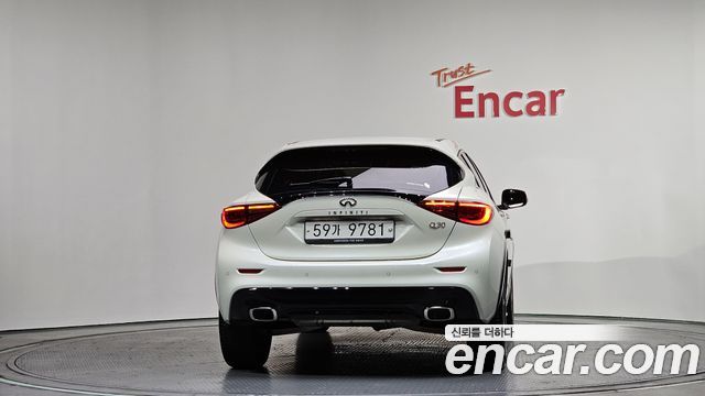 Infiniti Q30 2.0 Essential - фото 2