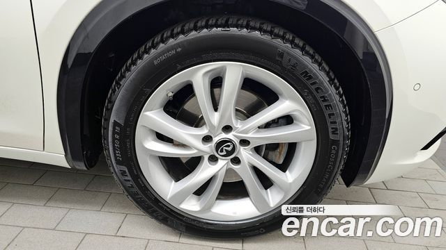 Infiniti Q30 2.0 Essential - фото 3