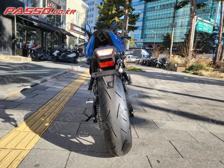 Suzuki Gsx 8 R - фото 2