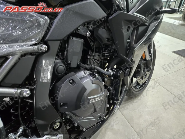 SUZUKI GSX 8 R - фото 4