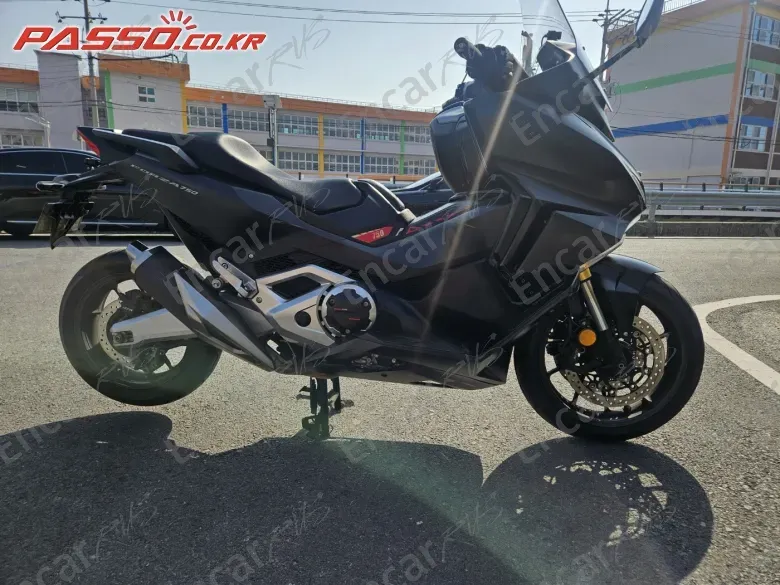 Honda Forza 750