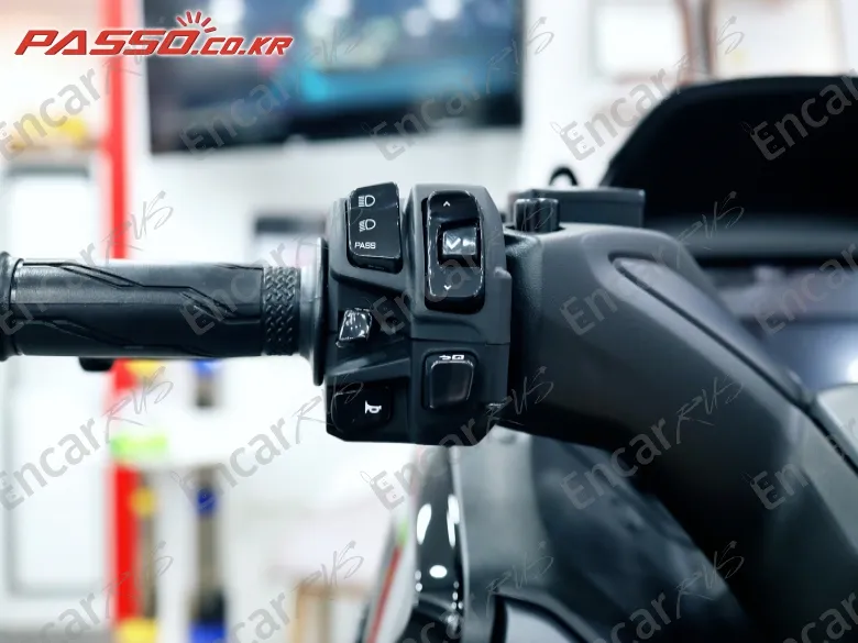 YAMAHA X MAX 300 ABS - фото 3