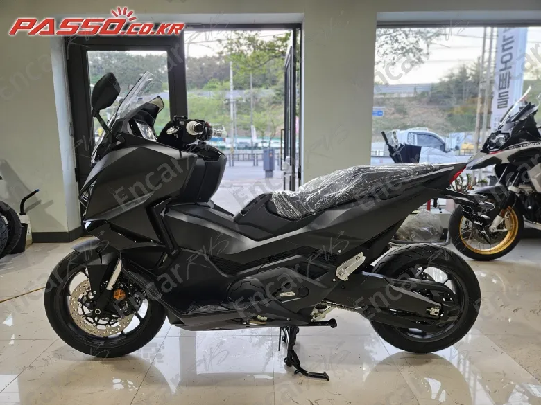 Honda Forza 750 - фото 1