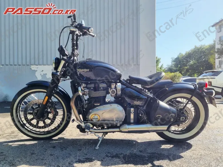 Triumph Bonneville Bobber - фото 1