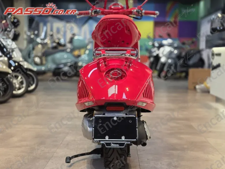 Vespa 946 Red - фото 2