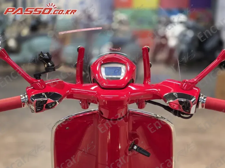 Vespa 946 Red - фото 3
