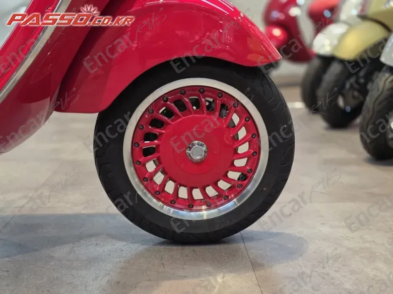 Vespa 946 Red - фото 5