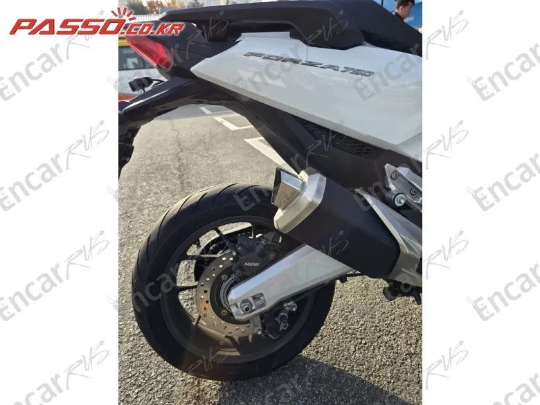 HONDA FORZA 750 - фото 6