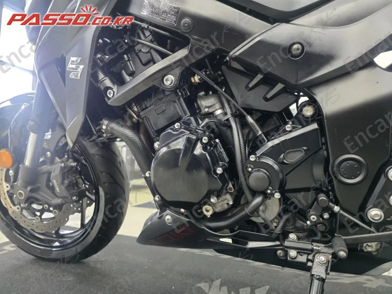 Suzuki Gsx S 750 - фото 4
