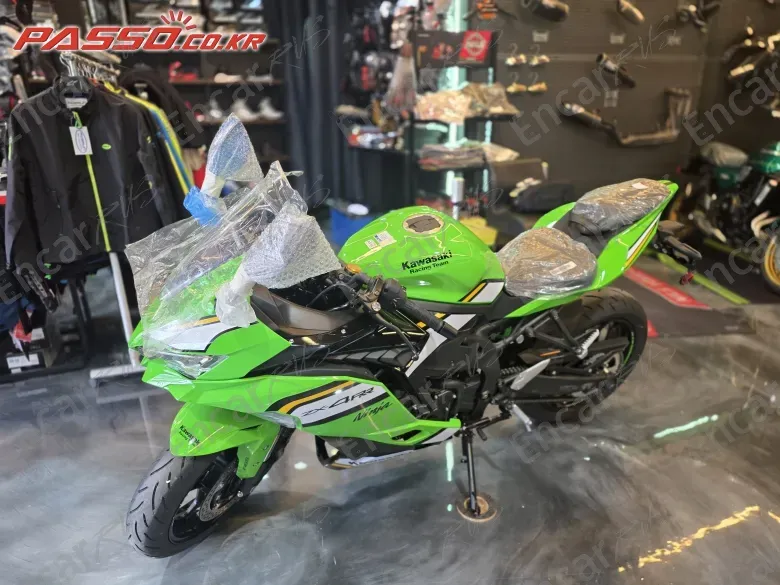 KAWASAKI NINJA ZX 4 RR - фото 4
