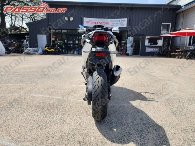 Honda Forza 750 - фото 2