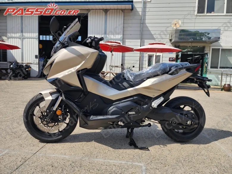 Honda Forza 750 - фото 1