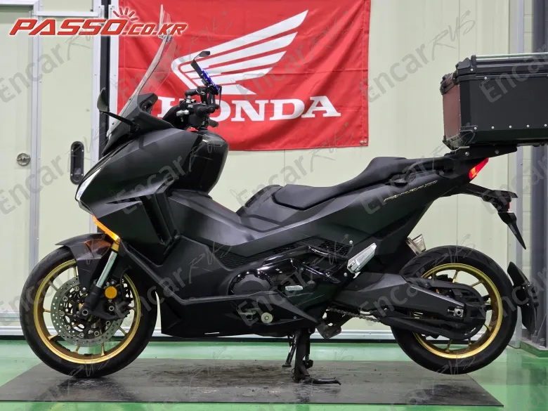Honda Forza 750 - фото 1