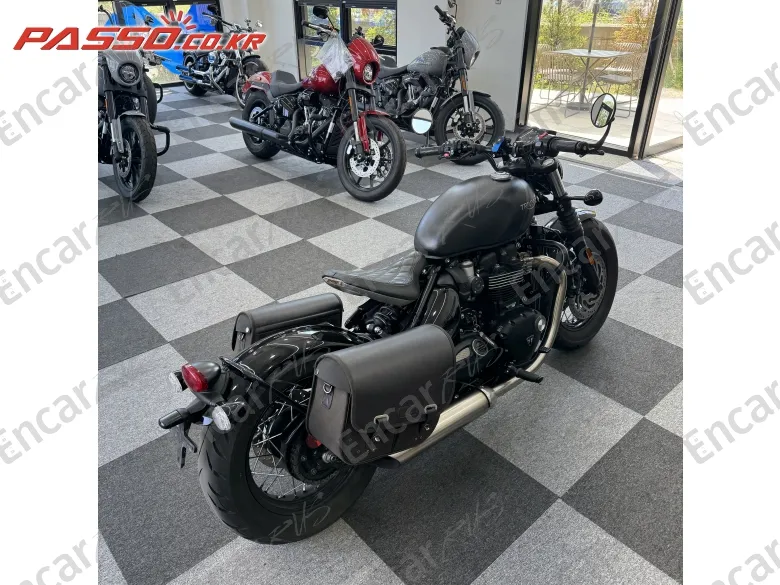 Triumph Bonneville Bobber - фото 2