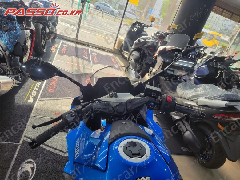 Suzuki Gsx 8 R - фото 3