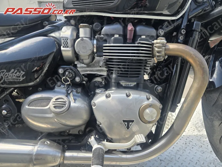 Triumph Bonneville Bobber Black - фото 4