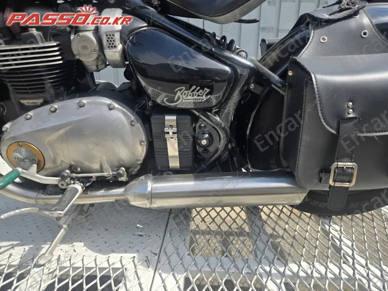 Triumph Bonneville Bobber Black - фото 6