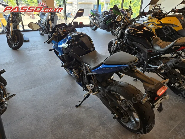 Suzuki Gsx 8 R - фото 2