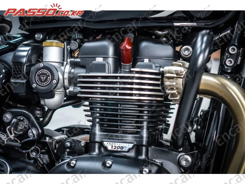 Triumph Bonneville Bobber - фото 4