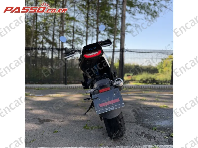 HUSQVARNA SVARTPILEN 701 - фото 2