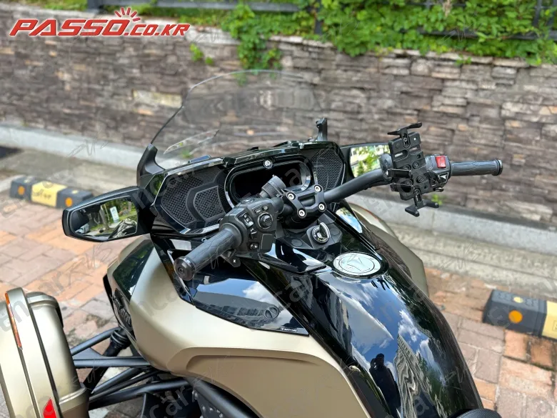 BRP CAN-AM SPYDER F3 T - фото 3