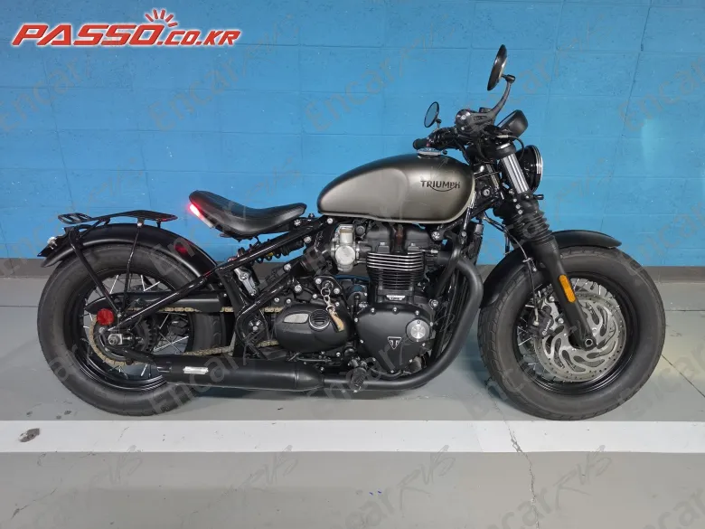 Triumph Bonneville Bobber Black - фото 0