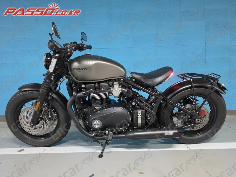 Triumph Bonneville Bobber Black - фото 1