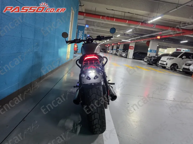 Triumph Bonneville Bobber Black - фото 2