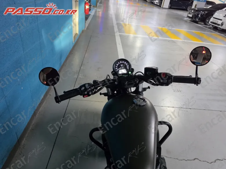 Triumph Bonneville Bobber Black - фото 3