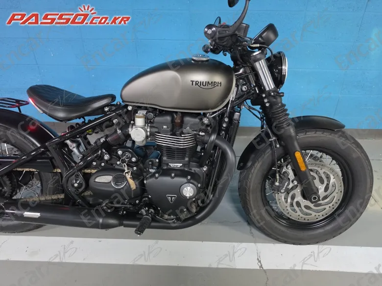 Triumph Bonneville Bobber Black - фото 4