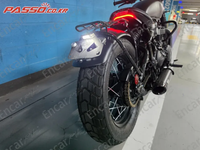 Triumph Bonneville Bobber Black - фото 5