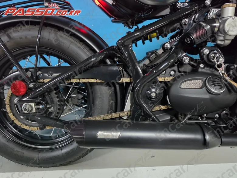Triumph Bonneville Bobber Black - фото 6