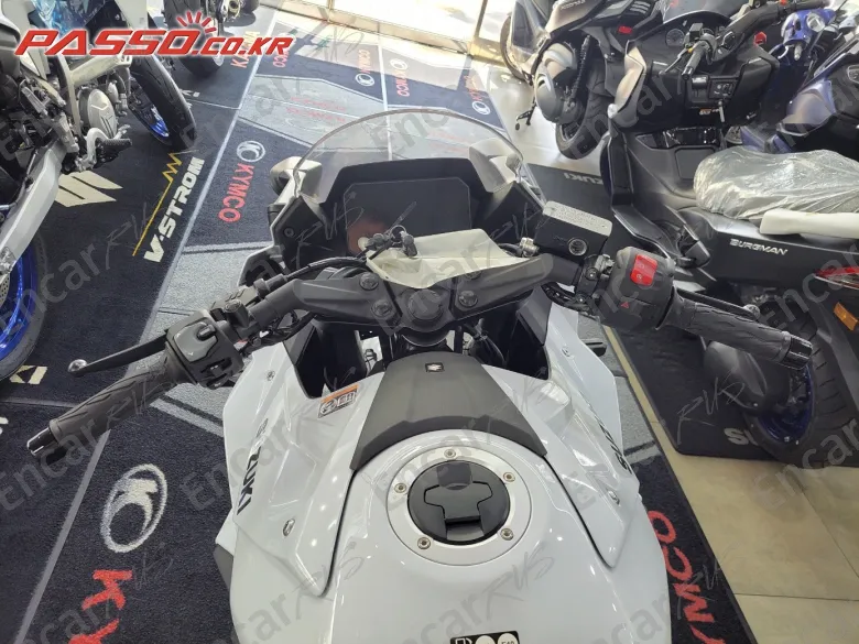 SUZUKI GSX 8 R - фото 3