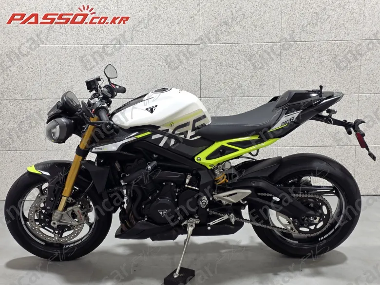 TRIUMPH STREET TRIPLE 765 MOTO2™ EDITION - фото 1