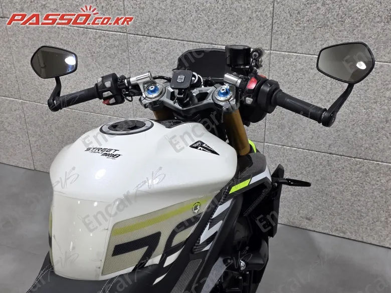 TRIUMPH STREET TRIPLE 765 MOTO2™ EDITION - фото 3