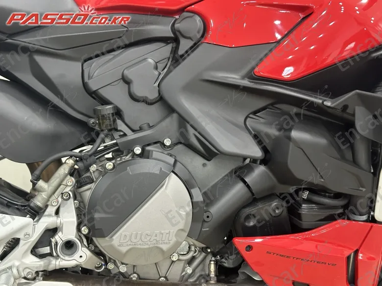 DUCATI STREETFIGHTER V2 - фото 4